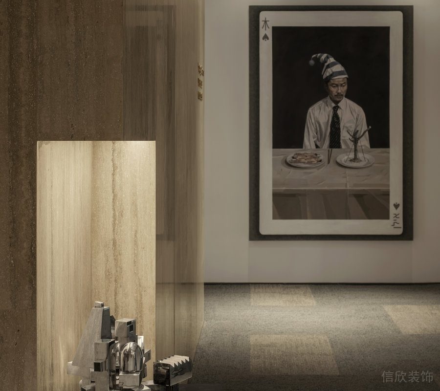 白色墻面，黑色邊框掛畫