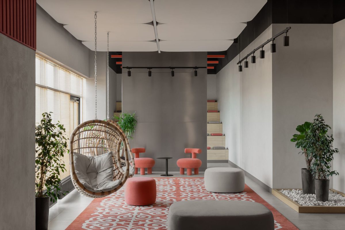 辦公室靠窗戶邊休息區紅色花紋地毯