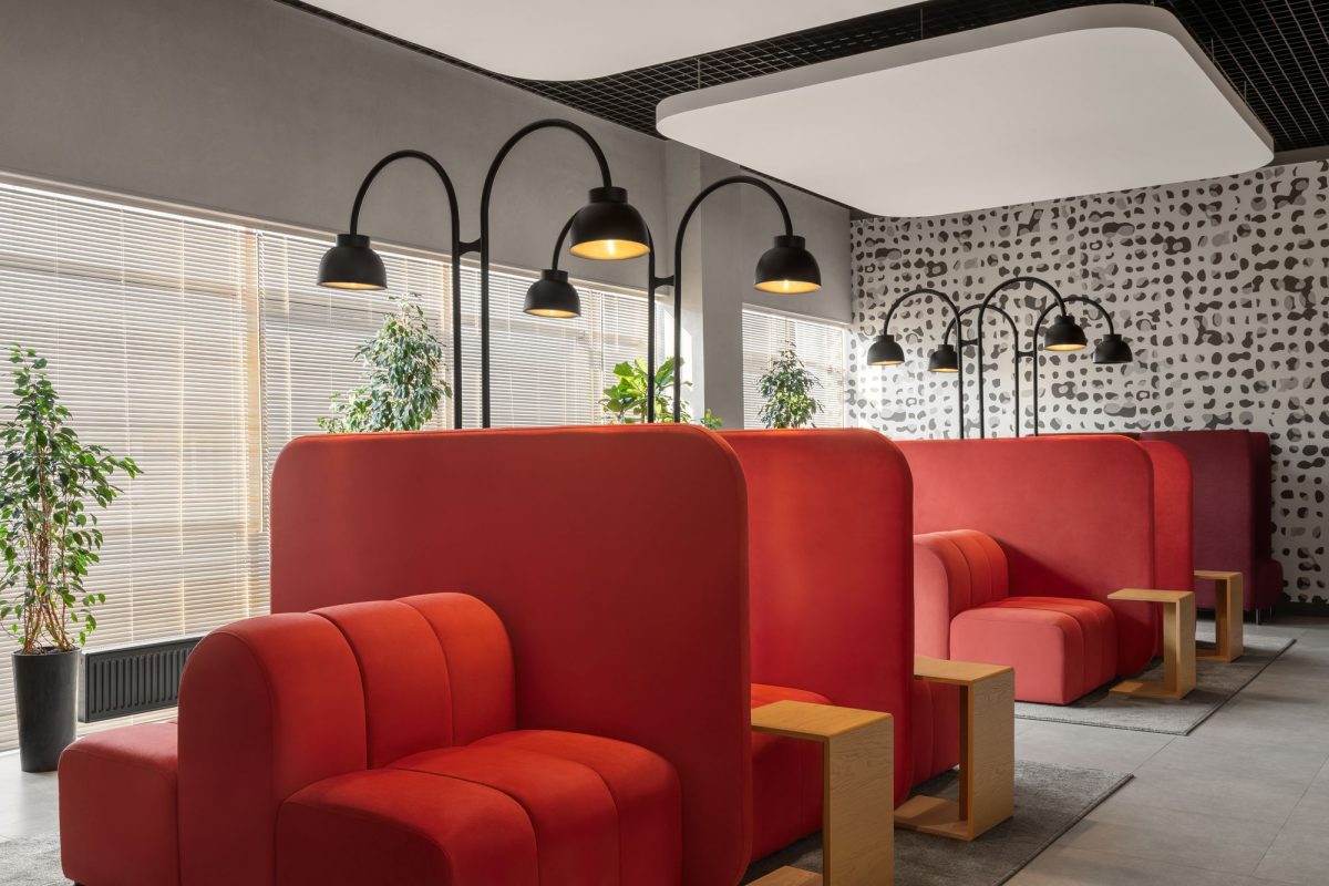 辦公室休息區紅色布藝沙發