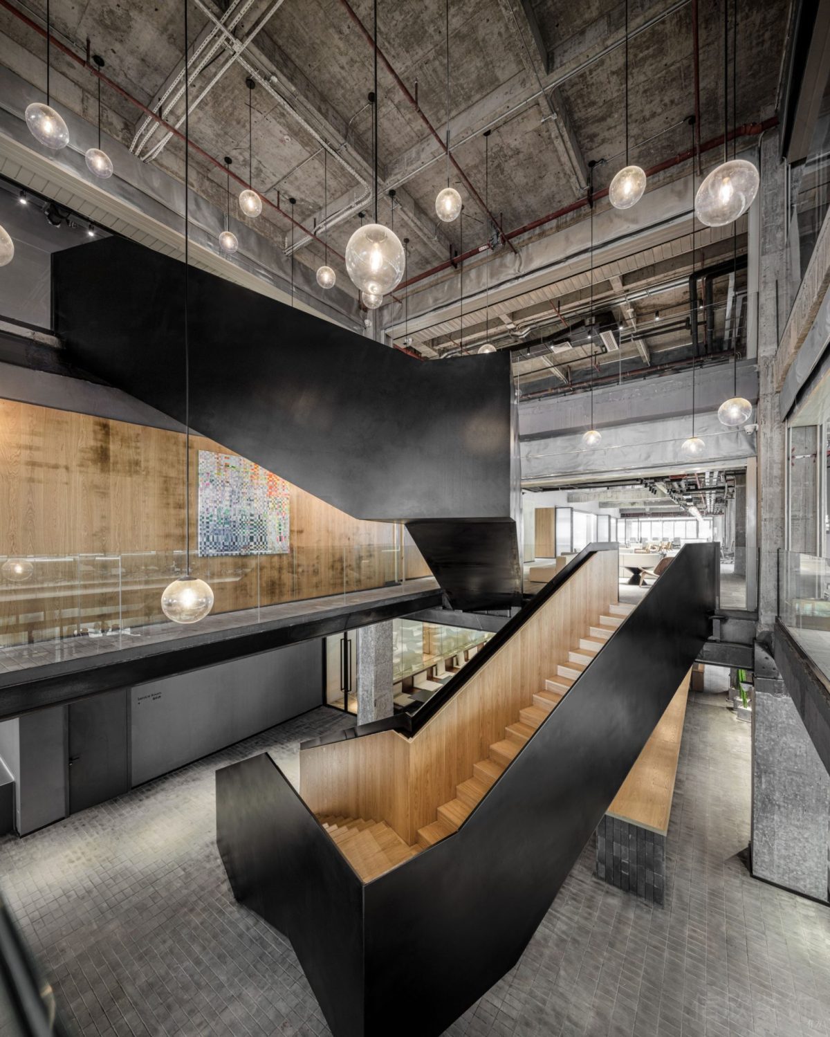 工業風辦公室黑色鐵藝樓梯，實木樓梯踏步