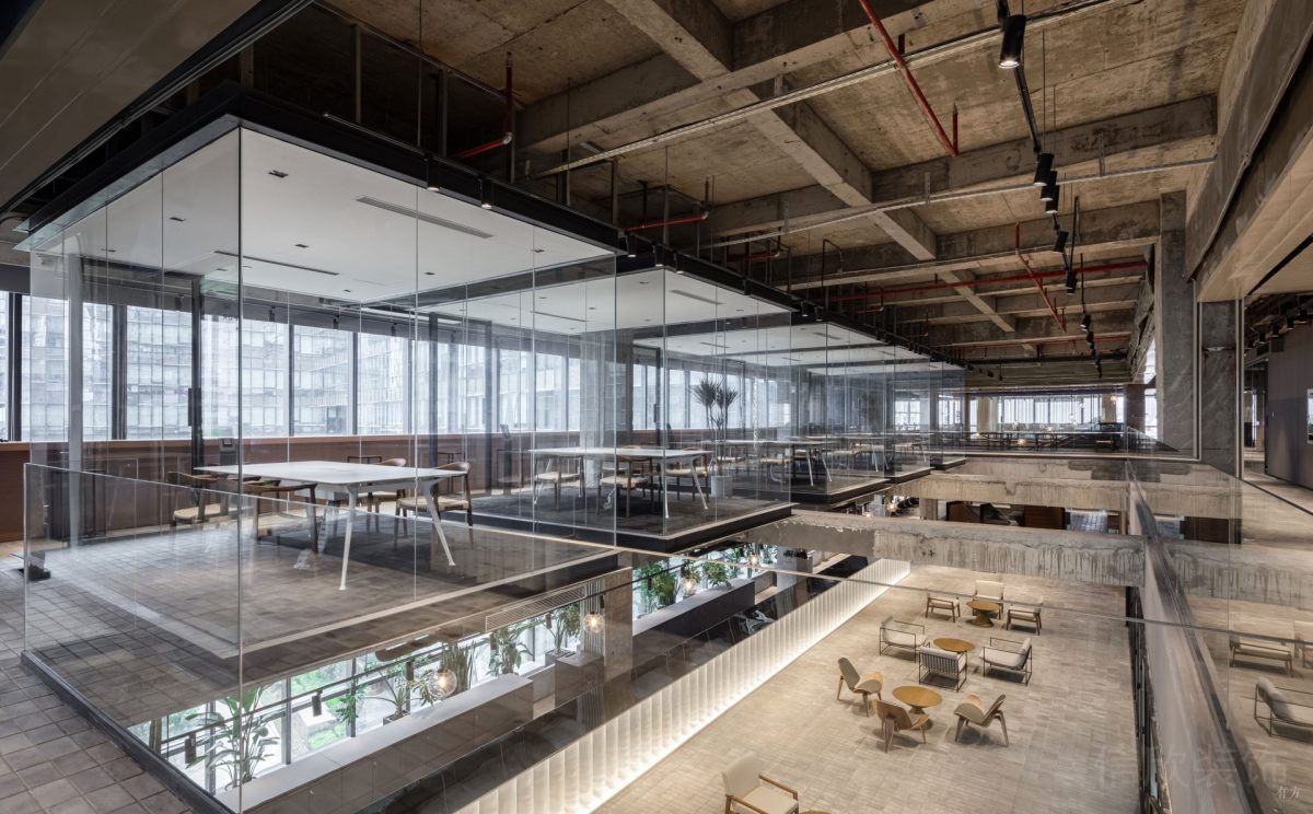 極致省錢辦公室裝修二樓獨立小會議室，全玻璃透光。