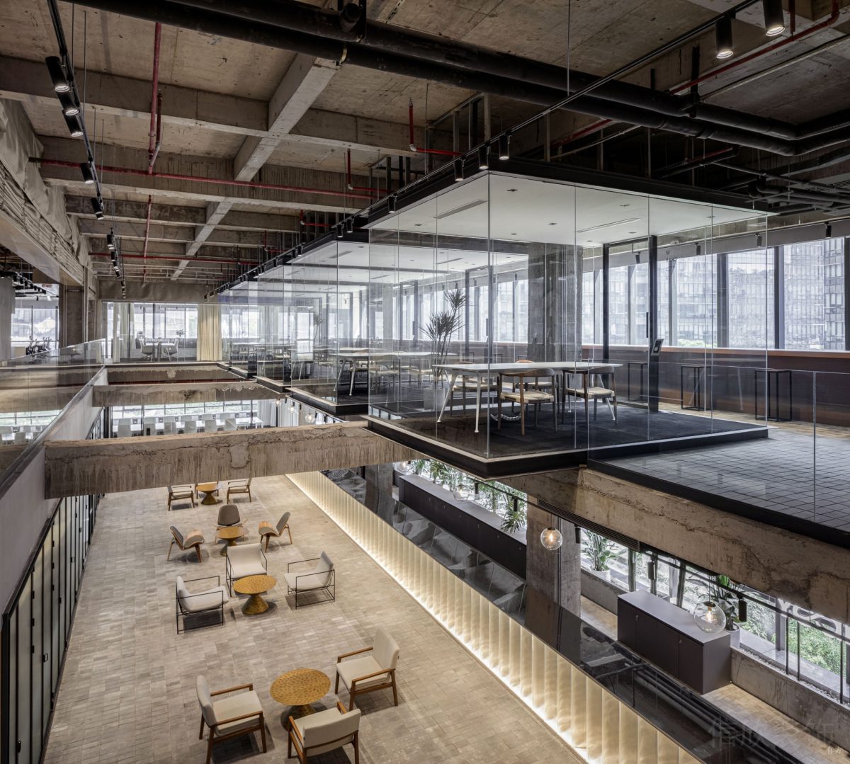 極致省錢辦公室裝修會客區，舊磚鋪地，白色光影欄桿