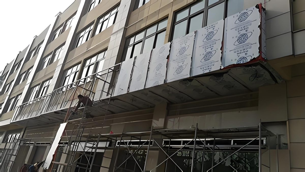 鋁塑板門頭招牌安裝打膠施工